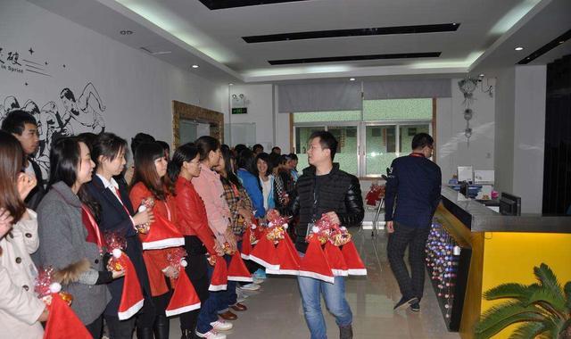 假如老板扮成圣诞老人给职员发礼物,你会激动