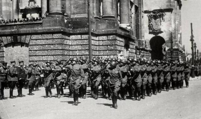 为什么苏联红军首先攻占柏林, 英美盟军按兵不动? 其实原因很简单