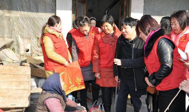 寒冬送温暖,山东莒县自强志愿者协会走访慰问