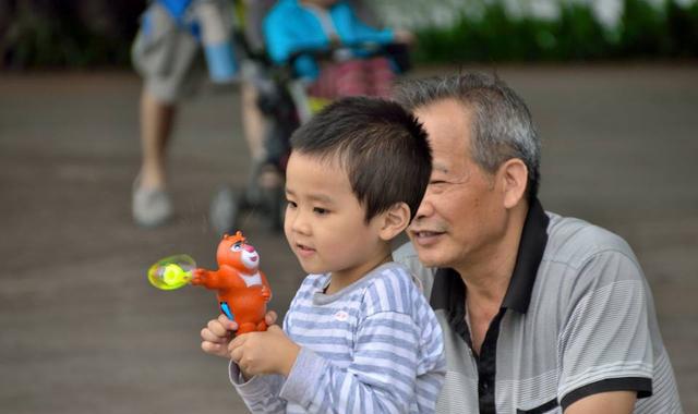 孩子总偷偷让爷爷奶奶买零食玩具怎么办?