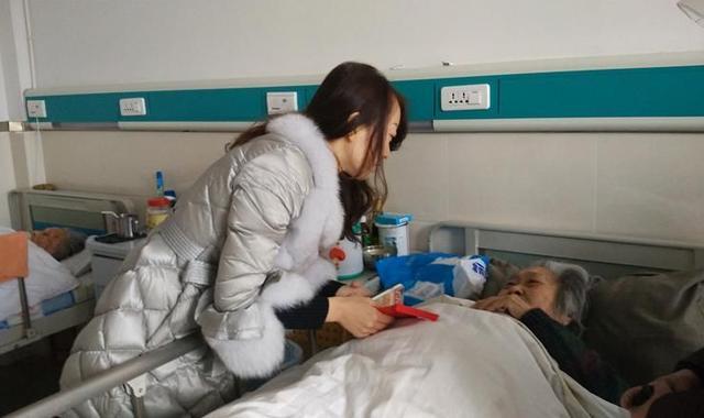 老人病重, 临终时给儿子一万, 只给女儿床旧毯子, 到家发现是个宝