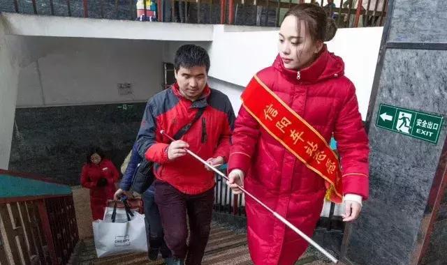 信阳火车站:雪中青松挺且直