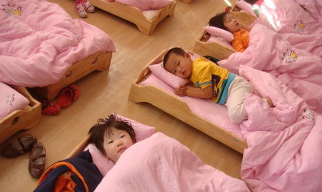 幼儿园为什么一年四季都让孩子睡午觉呢?转给家长