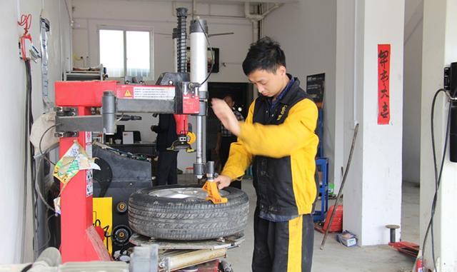 南阳90后小伙学艺6年,投资40万开家修车店,钱