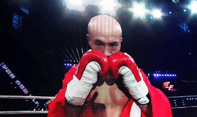 武林风吧拳迷曝光一龙最新近况,穿着裤衩练握