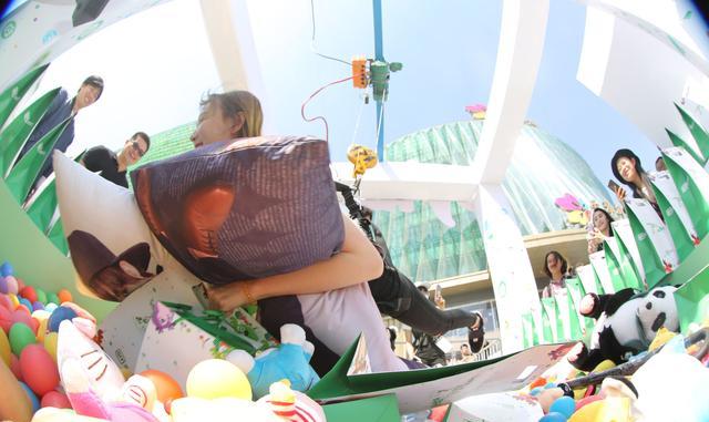 赵丽颖是抓娃娃小能手?可这次轮到她和陈伟霆