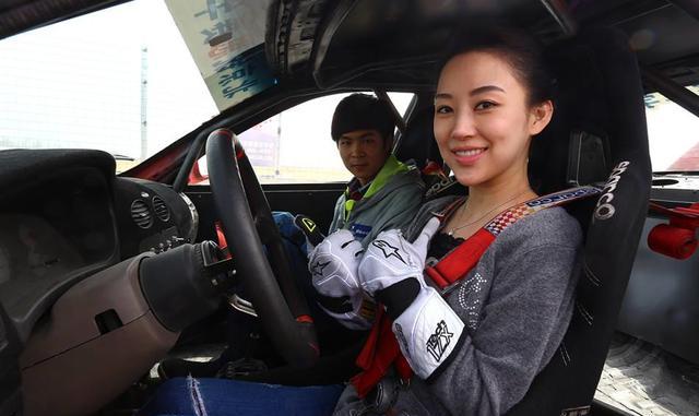 当潘晓婷放下球杆、脱掉高跟鞋之后