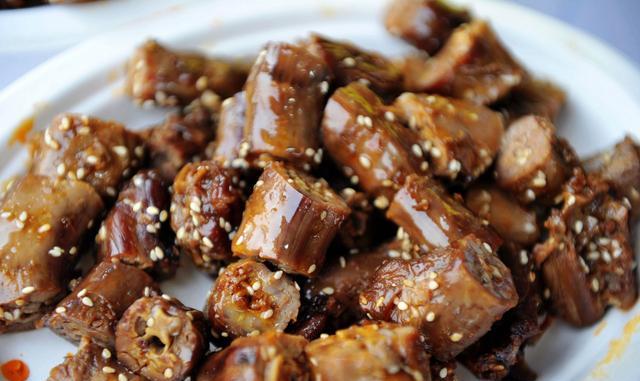 绝味鸭脖和周黑鸭2种鸭脖放在一起比较那个更好吃？