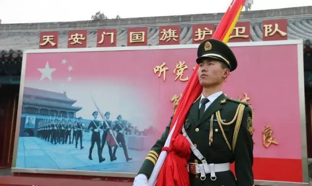 95年天安门国旗手张自轩被赞为“全中国最帅的男生”