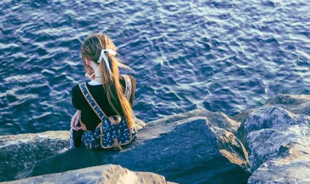 致自己的一句话，劝自己不要再为情所困的句子