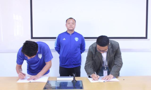 南枫叶小学与海南双玉、保定容大足球俱乐部合