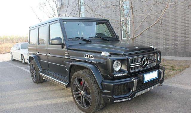 富二代同学买了一台奔驰越野车，我问路虎和它哪个好？他说没法比