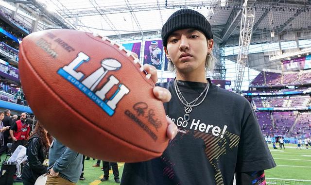 帅炸!吴亦凡举橄榄球凹造型 表情高冷造型酷炫