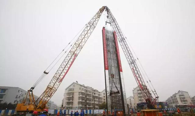 南通地铁1号线首战告捷!首幅地连墙钢筋笼吊装成功!