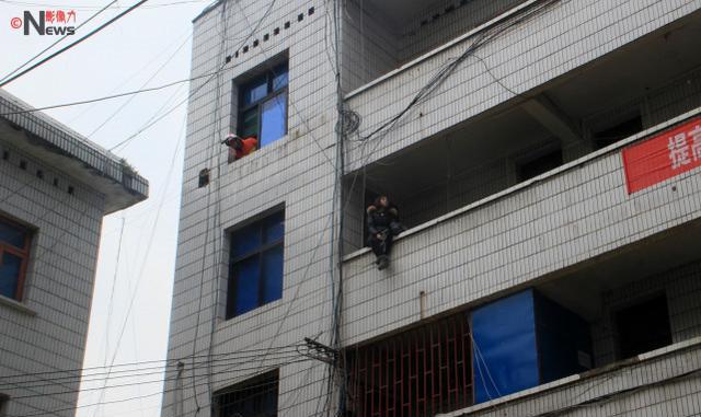 因为吵架 老公不要她 无助的她只能通过跳楼 来