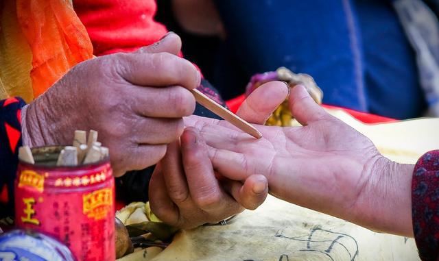 李居明大师-看手相男左女右有根据吗?