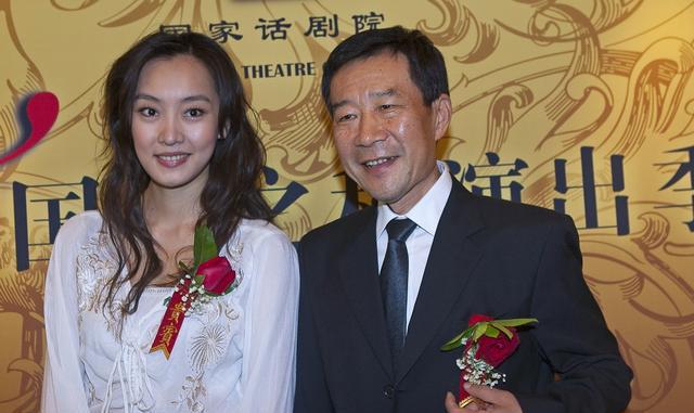 64岁的李雪健妻子原来是她,漂亮贤惠来头不小,儿子高学历帅哭!