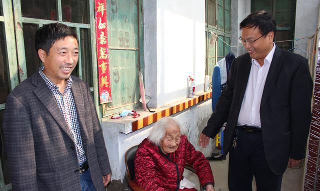 武少俊等慰问丹阳街道办百岁老人