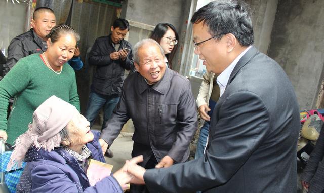 武少俊等慰问丹阳街道办百岁老人