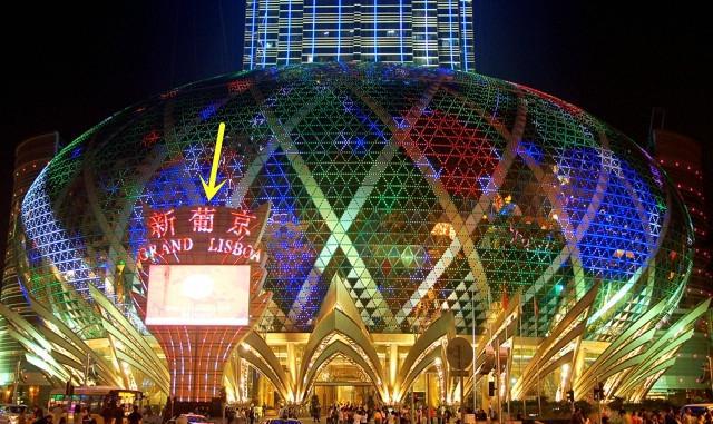 赌场门口停三辆宾利，保安专门看车，什么样的人才能免费乘坐