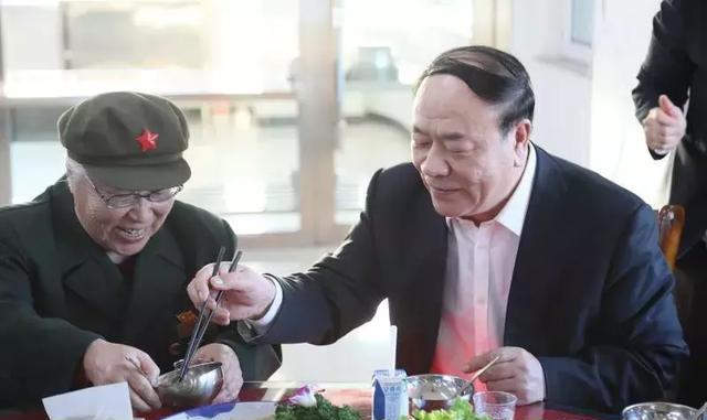 王德佳与市养老综合服务中心老人共迎新春