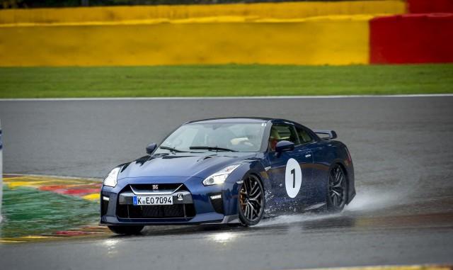 超级跑车GTR全新升级上市，不变的帅气依然是泡妞的利器