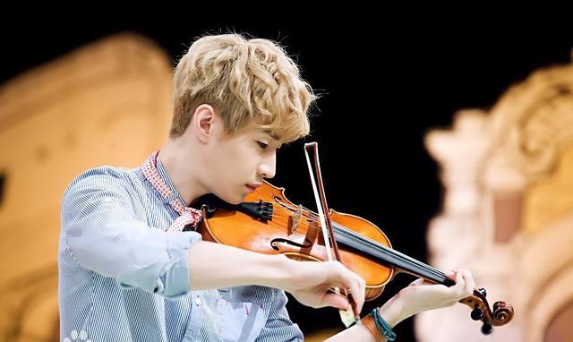 他是韩国人气偶像男团成员之一,在中国参加真