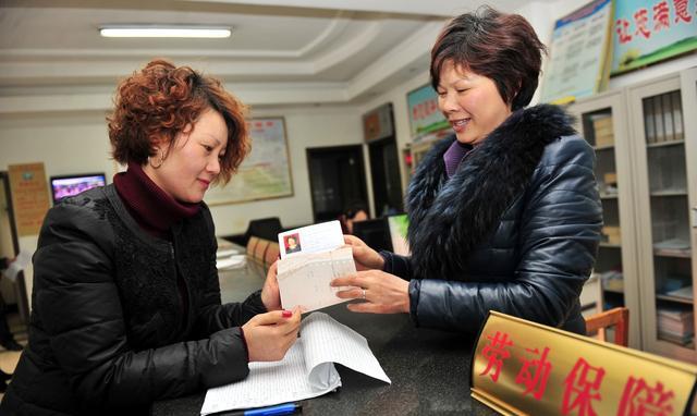 我同时在两地缴纳社保,退休后可以领取双份养