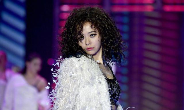 颖更牛的超女,上过春晚,用两首歌征服了老外。