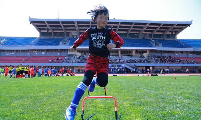 昆明精英足球训练营选拔小球员 近四百名学生