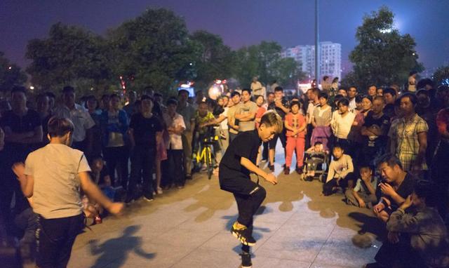 河南尬舞“死灰复燃”，老大爷怒斥原因是不是想跳广场舞？