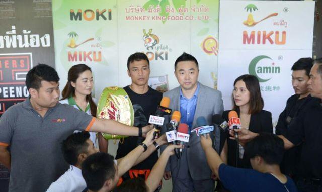 武林风吧拳迷曝光一龙最新近况,穿着裤衩练握