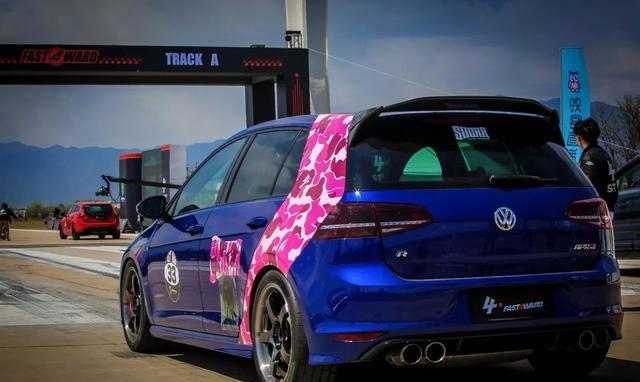 女人不能做赛车手 她却开着爆改高尔夫7R拿了个冠军返来