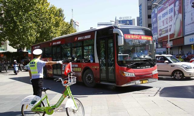 济南泉城路商业街,禁止停车!