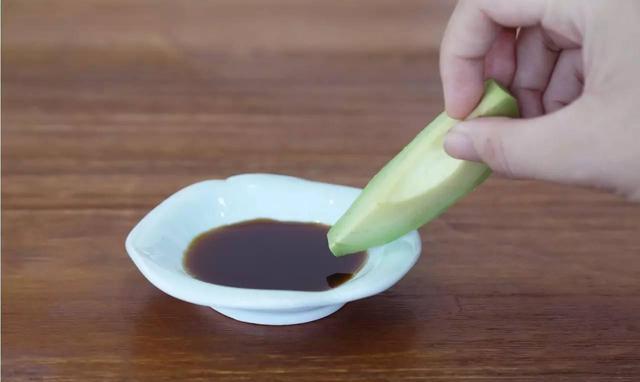 芒果蘸酱油、西瓜蘸盐、烤荔枝···史上最奇