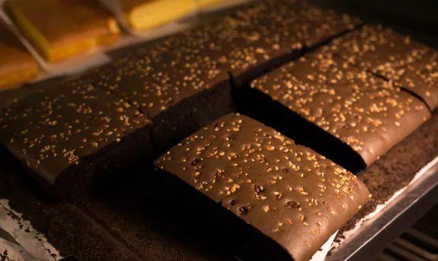 阿嬷蛋糕新店开张,全城同庆买一送一