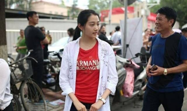 关晓彤没化妆的照片,看上去朝气蓬勃漂亮美丽