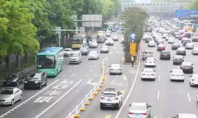 深圳交警治堵神功:“乾坤大挪移”!全国首个移位左转路口!