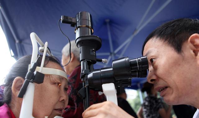 感冒竟会诱发眼病 54岁大妈被诊断为病毒性角膜炎