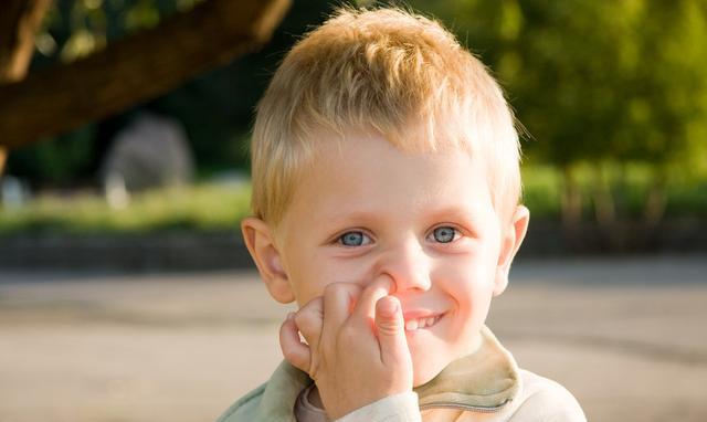 「亲子英语」鼻屎英文怎么说?挖鼻孔呢?恶心