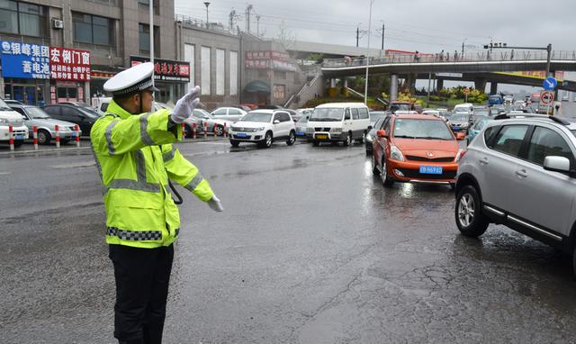 暴风雨中的坚守 --记暴风雨中坚守岗位的大连交警