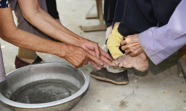 山东日照:银发老人王臻桂 "小脚"走出幸福路