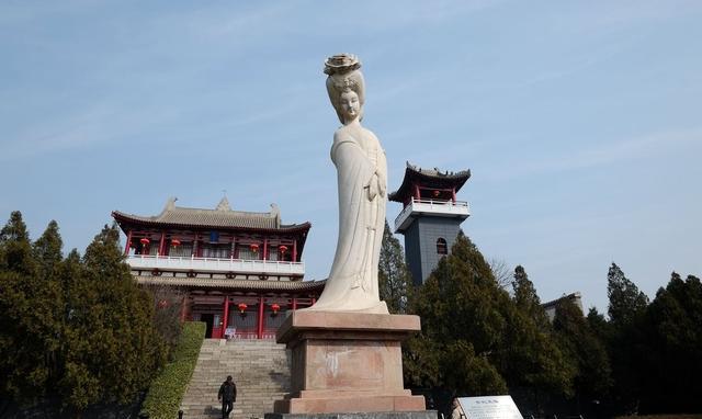 杨贵妃墓位于咸阳市兴平市马嵬办西500米处,距西安63公里.