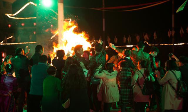 武汉黄陂锦里沟的土家美女,在篝火晚会等你来约