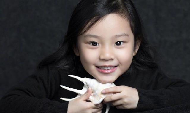 小可爱甜馨已经5周岁了越来越漂亮，相比奥莉却变黑了!