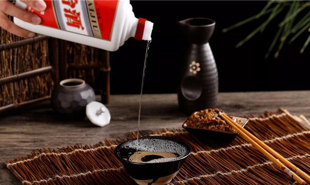 加点水就能把白酒度数变低吗?白酒降度可不是