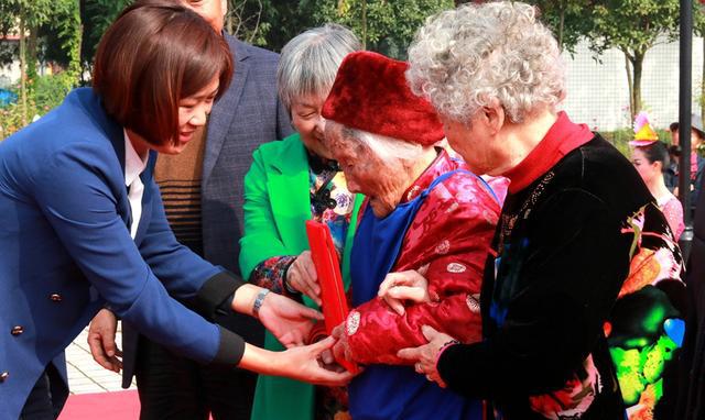 彭山区曾家村千人聚会庆重阳百岁老人享快乐