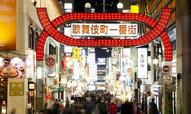 来看看全球各国游客游览日本东京歌舞伎町旅行