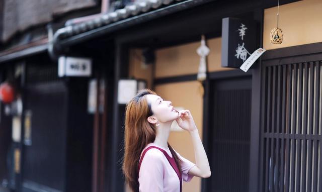 青年演员张雯旅拍写真曝光 演绎甜美幸福时刻