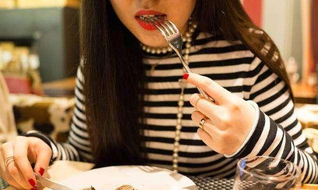 牛排怎么做？这几招教给你，肉质鲜嫩多汁，一块都吃不够！